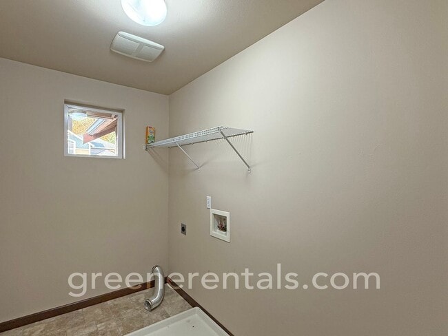 Building Photo - 4BR 2.5BA Home on Tumwater Hill