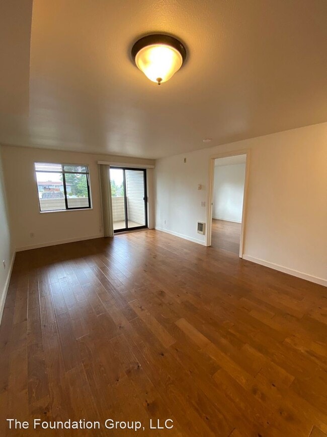 Building Photo - 9400 Roosevelt Way NE