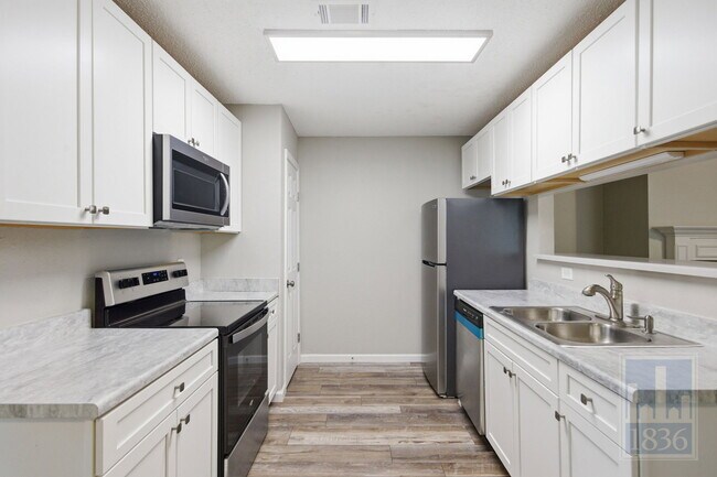 Building Photo - 13305 Waverly Ct