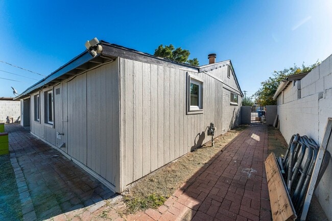 Building Photo - 2614 W Greenway Rd