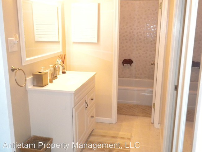 Building Photo - 2 br, 1 bath House - 1036 Brinker Drive #302