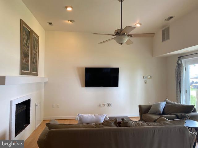 Building Photo - 1420 Riverside Dr