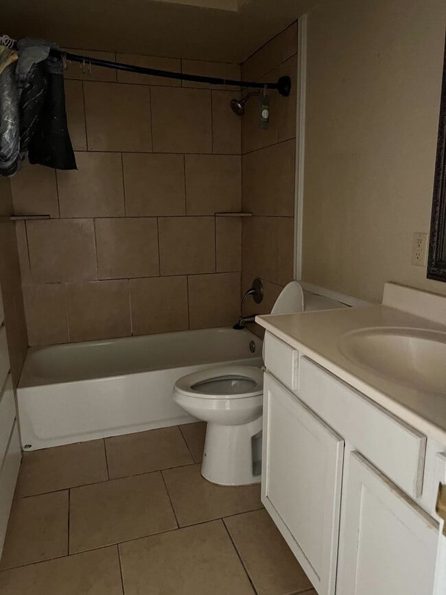 Building Photo - Great 2 Bedroom Condo !
