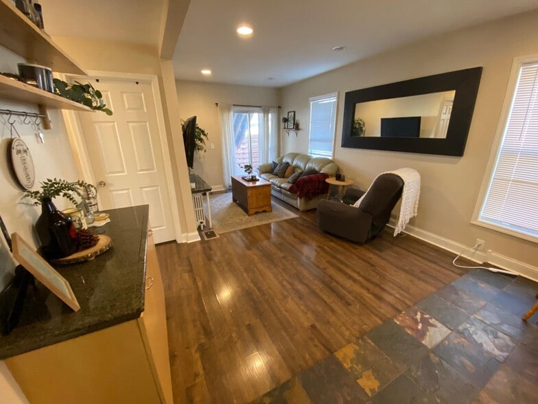 Unit 1 - 4538 Wentworth Ave