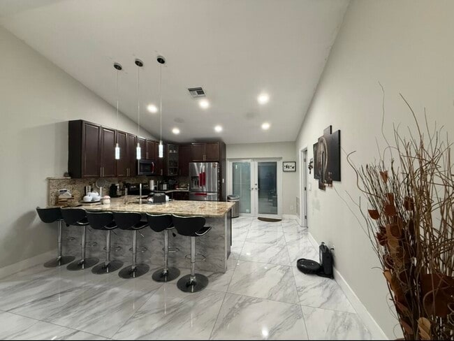 Building Photo - 1082 SW Bellevue Ave