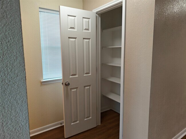 Building Photo - 7915 Moss Springs Ct