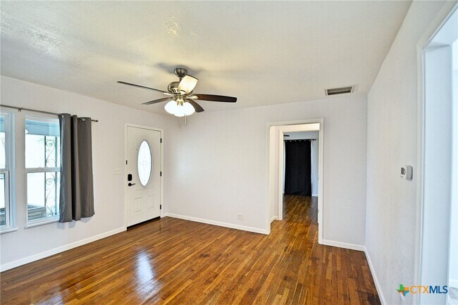 Building Photo - 571 W Merriweather St