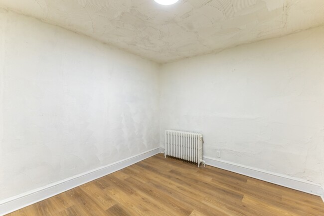 Building Photo - Fully Renovated 3-Bedroom Apartment – Seco...