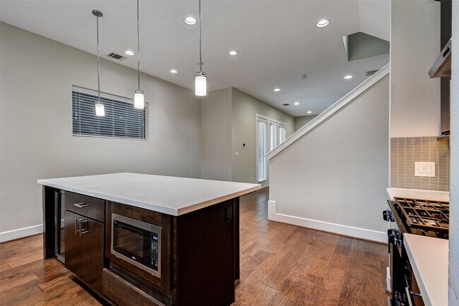 Building Photo - 607 Sydnor St