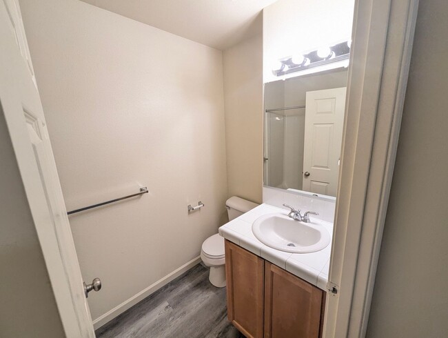 Building Photo - Minutes from Nike and One Week Free! 2 Bed...