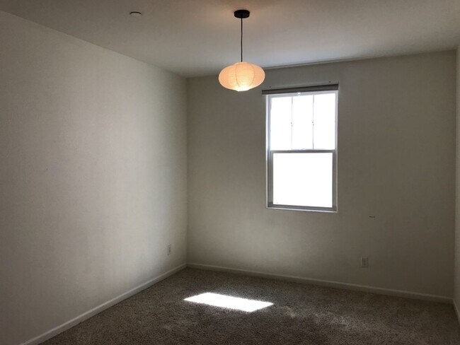 Building Photo - Beautiful East Davis home available Septem...