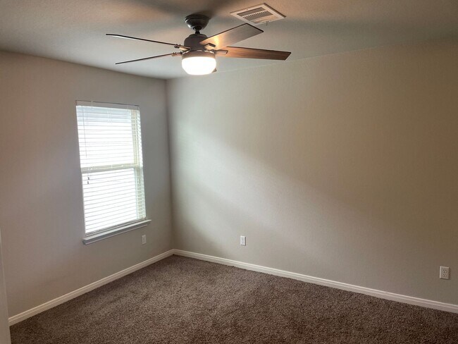 Building Photo - 4 BEDROOM NEAR STILLHOUSE HOLLOW LAKE