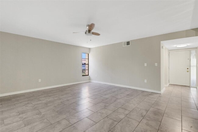 Building Photo - 2 Bed 2 Bath Unfurnished Condo - Sarasota