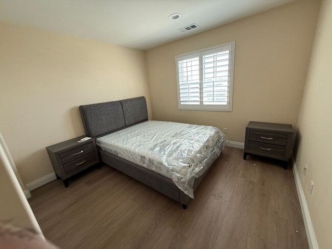 Building Photo - Large beautiful Home in the city of Ontario