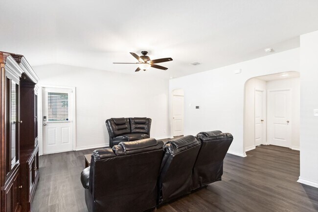 Building Photo - Well-Maintained 3-Bedroom Home – Ideal for Students & Professionals!