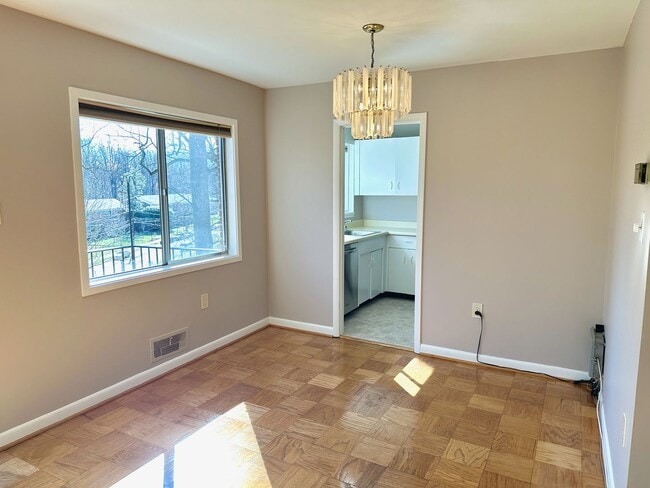 Building Photo - Beautifully kept, spacious one bedroom condo in the award winning Bethesda Parkside Community!