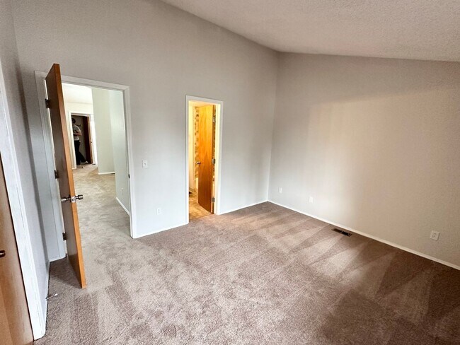 Building Photo - Newly Updated Townhome with Three Balconie...