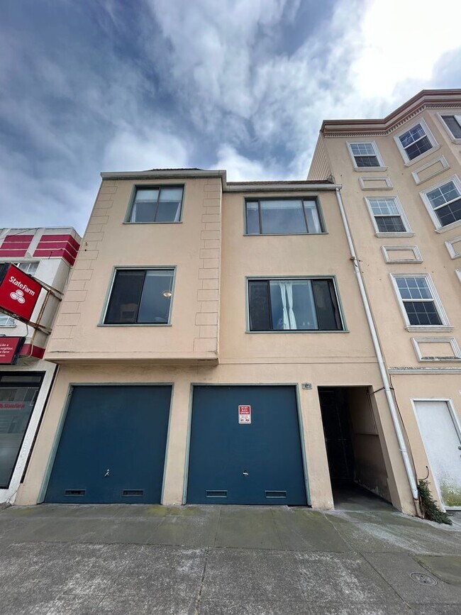Building Photo - 2741 Judah St