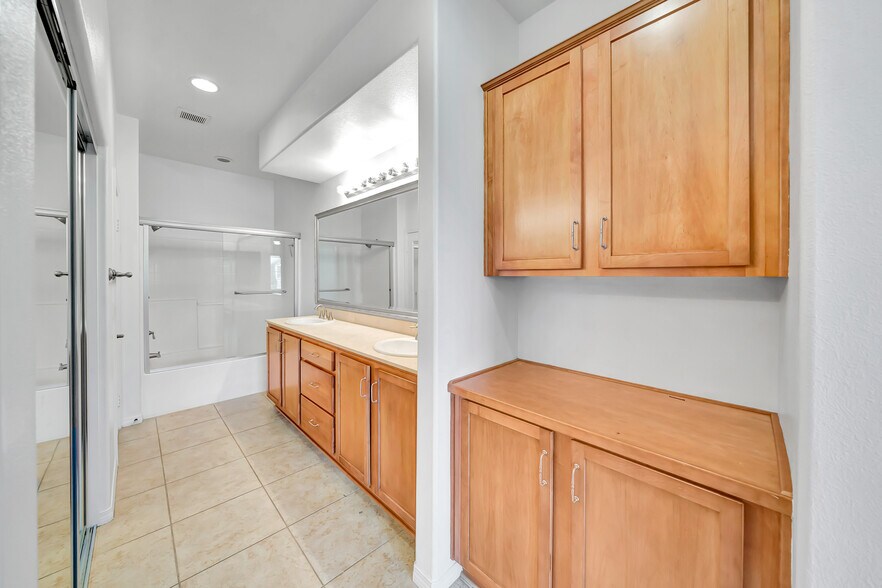 Building Photo - 23904 Calle del Sol Dr