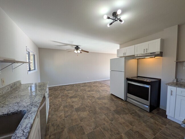 Building Photo - 603 W Routt Ave