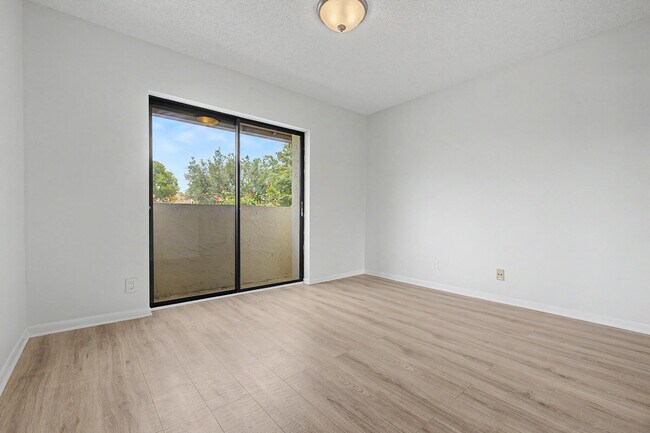 Building Photo - 3386 Lucerne Park Dr