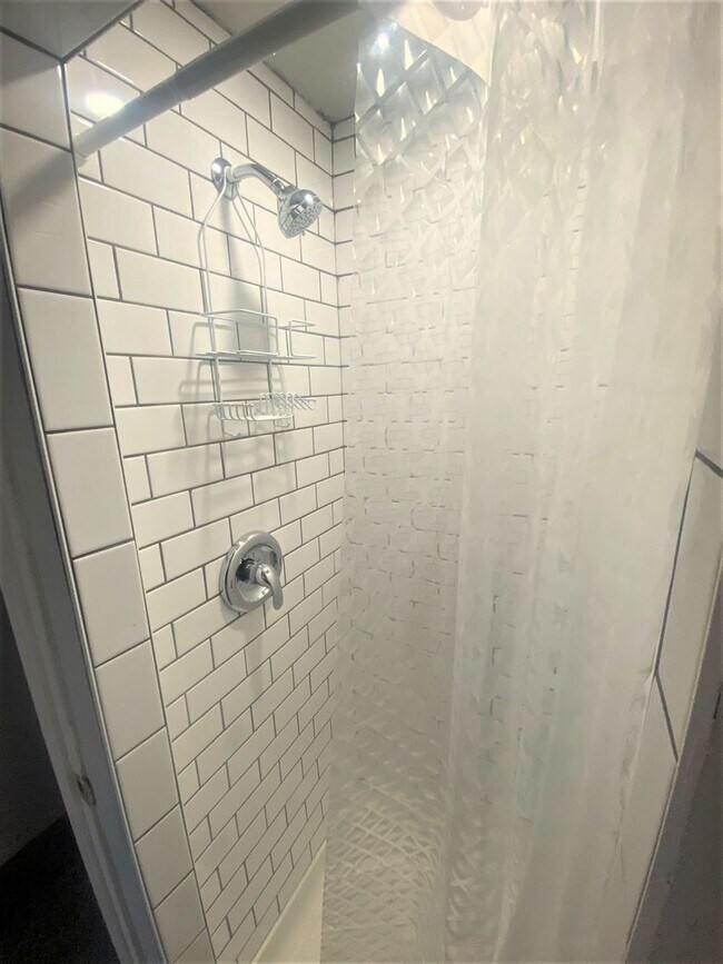 Building Photo - Newly Renovated Studio in Unbeatable Locat...