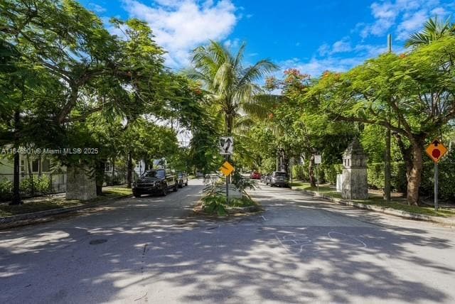 Building Photo - 4725 NE Miami Ct