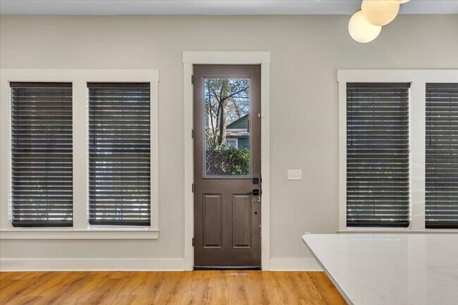 Building Photo - Downtown 4 bedroom home