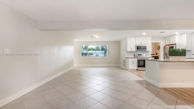 Building Photo - 740 Beachwood Ln