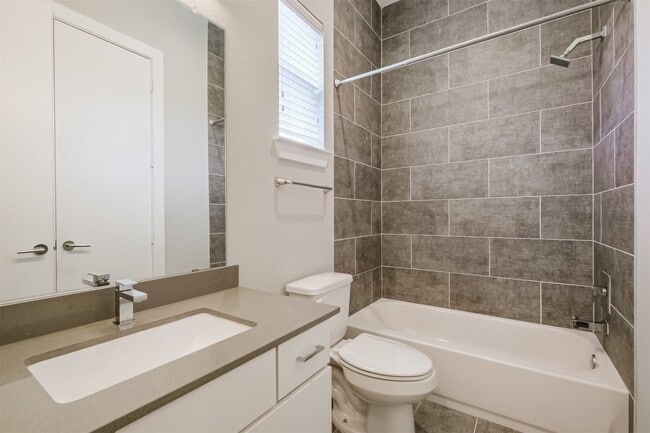 Building Photo - 1305 Mayfair Clarkson Ln