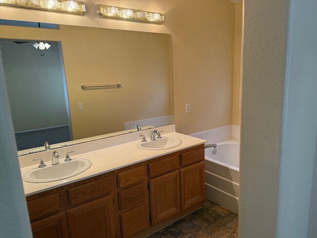 Building Photo - Beautiful Home with Pool near Tropicana and Buffalo