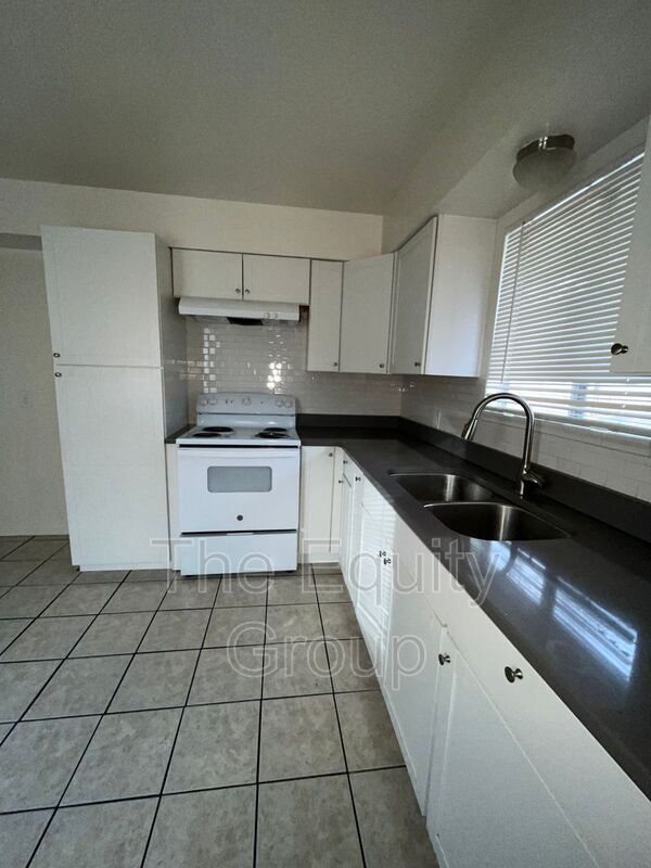 Building Photo - 524 S Encina St