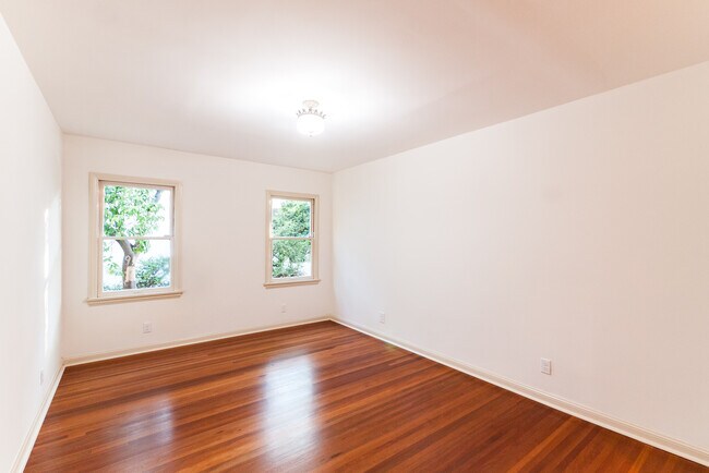 Building Photo - 1064 S Genesee-