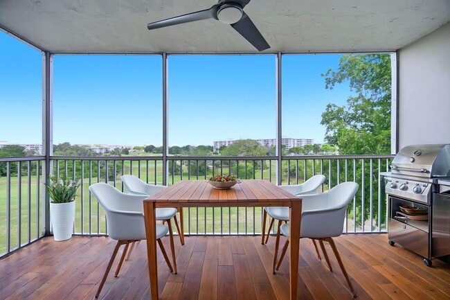 Building Photo - 2901 S Palm Aire Dr