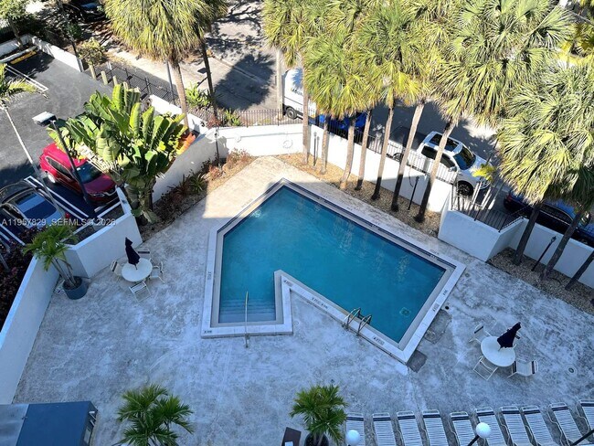 Building Photo - 2715 Tigertail Ave