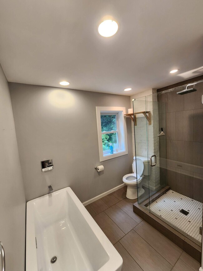 Second Floor Bath - 1037 Duffield St