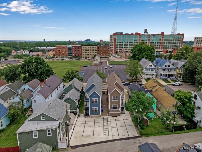 Building Photo - 140 Seymour St