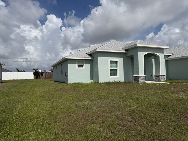 Building Photo - 4634 SW Athena Dr