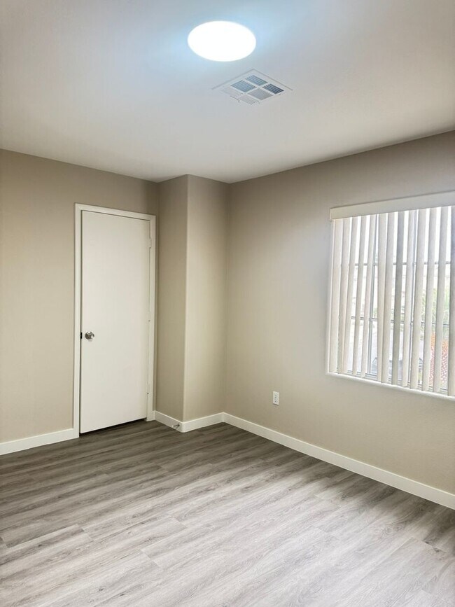 Building Photo - Must see 4 bedroom 2.5 baths home with NEW...