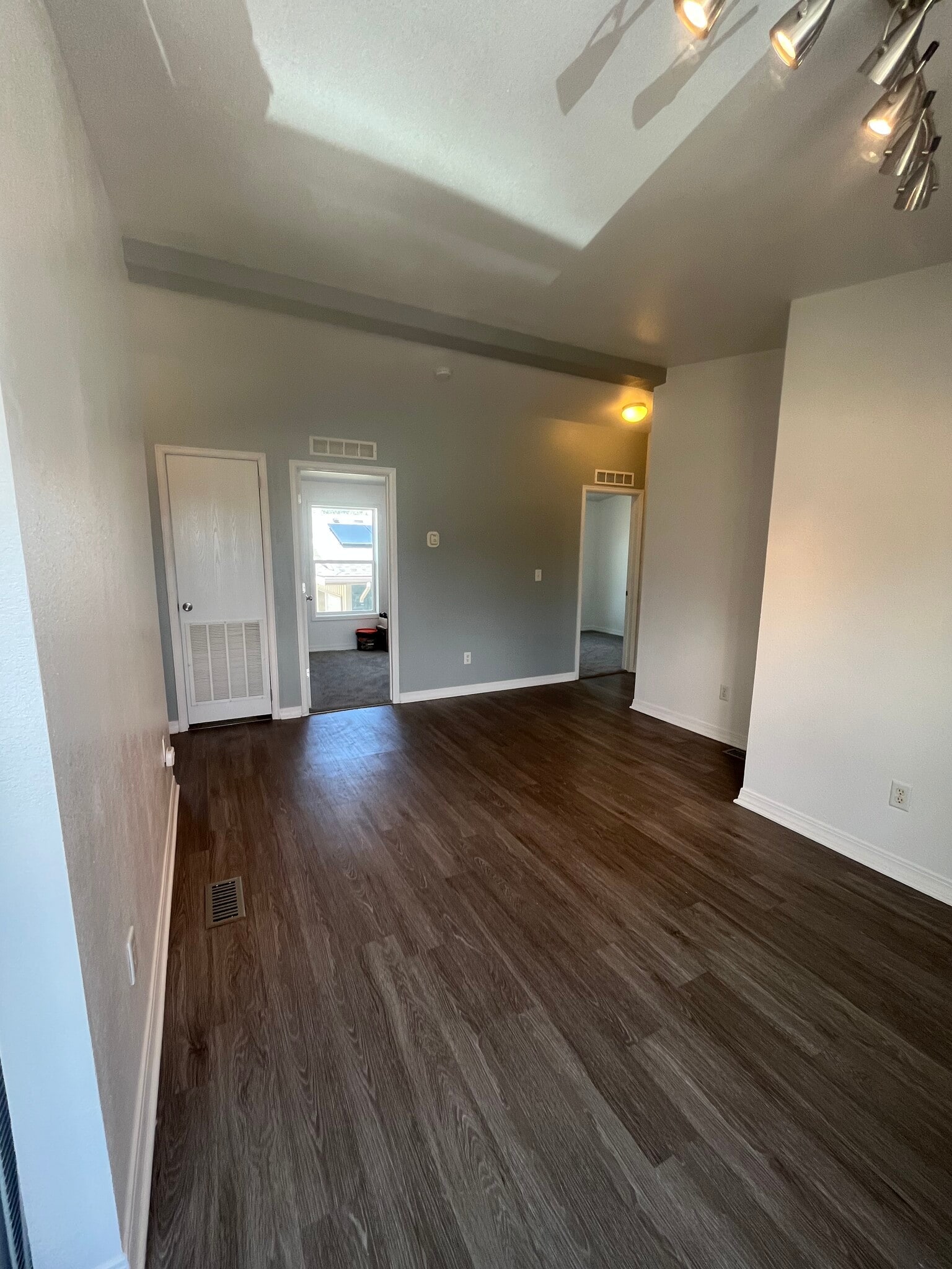 Building Photo - 373 N Buchanan St