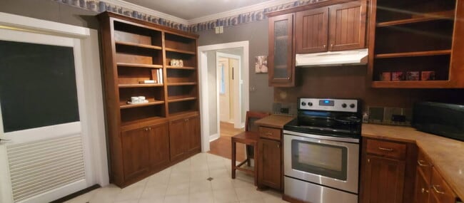 Building Photo - "Charming 2-Bedroom Home with Guest Suite ...