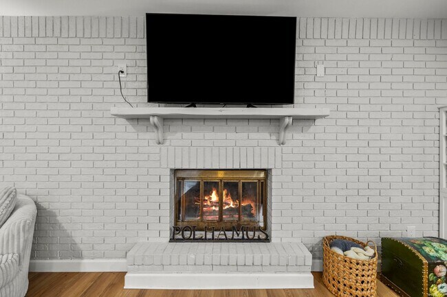 Building Photo - BEAUTIFULLY REMODELED, CONVIENENTLY LOCATE...