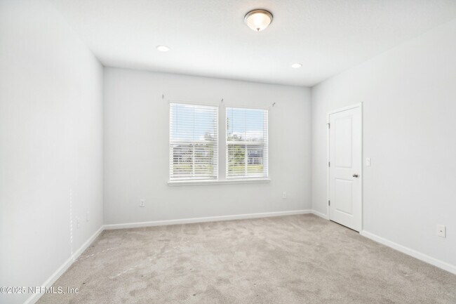 Building Photo - 260 Brandon Lks Dr