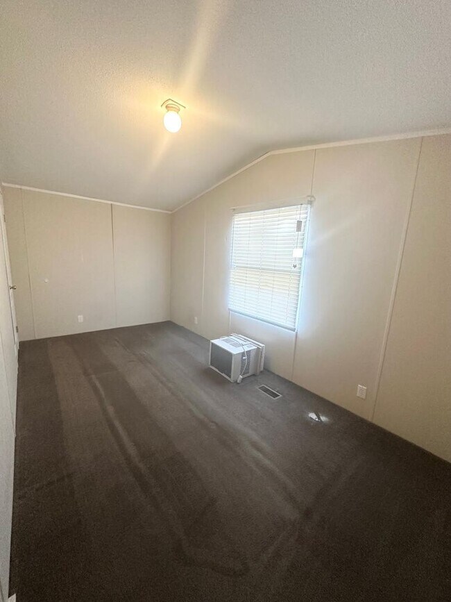 Building Photo - 3 Bedroom 2 Bathroom Ready to Rent