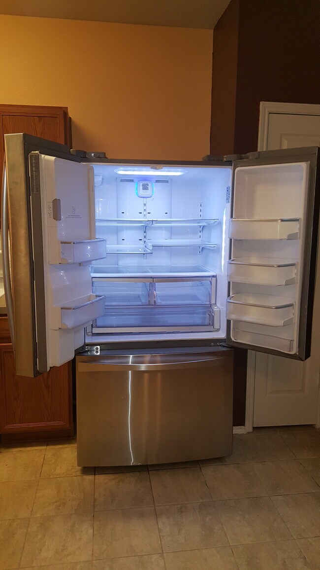 * Kitchen energy-saving appliances, Kitchen Refrigerator w/ Ice Maker & Dispenser - 23631 Twisting Falls Drive