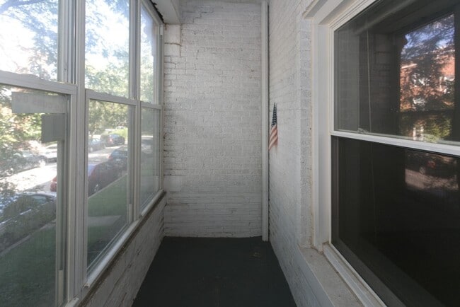 Building Photo - Lincoln Square / Ravenswood - 2 Bedroom / 1 Bath - Heat Included