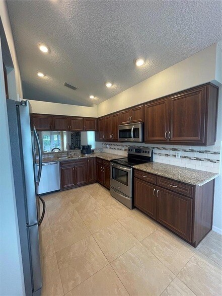 Building Photo - 11240 Hollander Ave