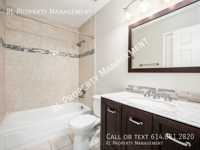 Building Photo - Spacious 3 bedroom 2.5 bathroom condo in W...