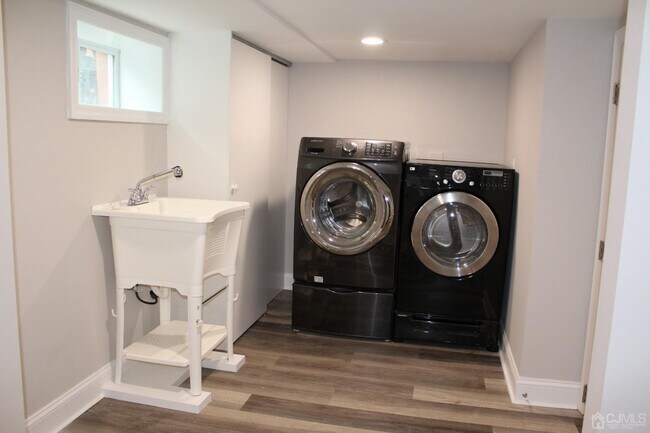 Building Photo - 147 Clinton St