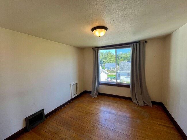 Building Photo - Large 3 Bed 2 Bath Single Family Home in M...